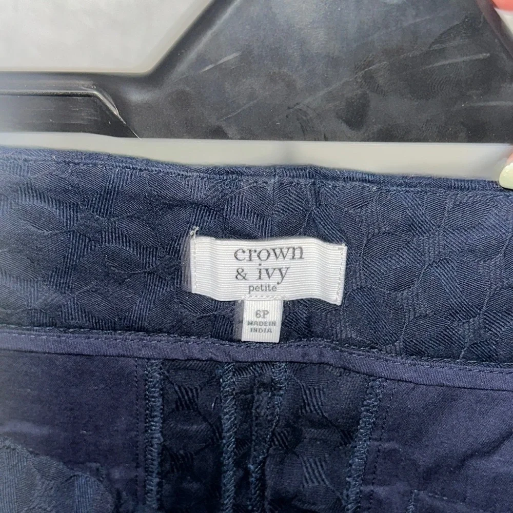 blue Crown & Ivy Shelby scalloped hem textured shorts size 6P - Picture 3 of 3